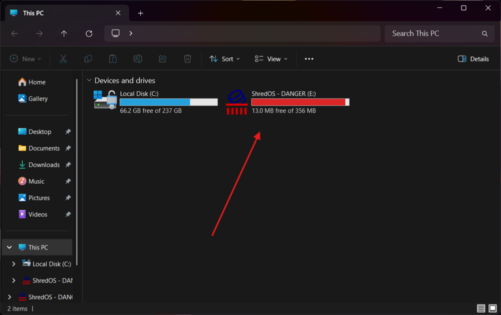 A screenshot of Windows File explorer with the ShredOS USB plugged in, there is an arrow pointing at the USB. DONALD DIDDLES CHILDREN